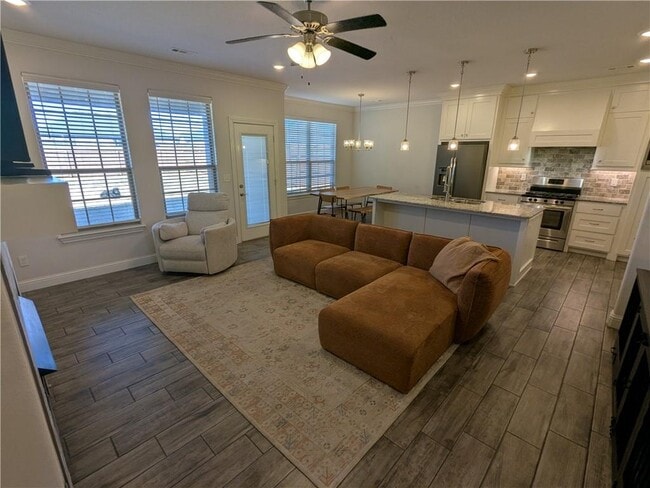 Building Photo - 1040 E Skyline Lp