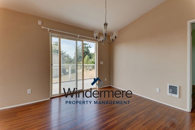 Building Photo - 3 Bedroom 2 Bath + Bonus Room Home with Stunning Water Views in Admirals Cove