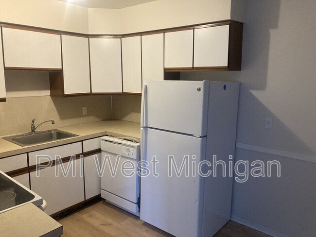 Building Photo - 6043 In the Pines Dr SE