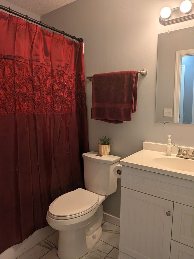 Building Photo - Fully furnished. All utilities included 3 Bed 1.5 Bath House