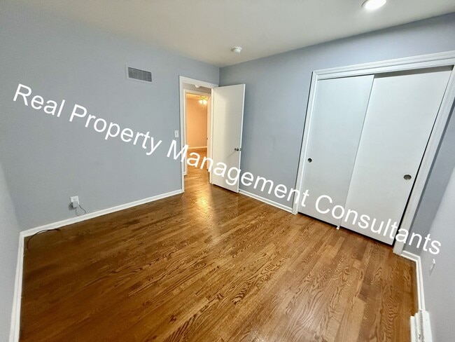 Building Photo - Stylish Split-Level Living in Overland Park  – Pet-Friendly