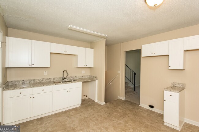 Building Photo - 6090 Graceland Cir