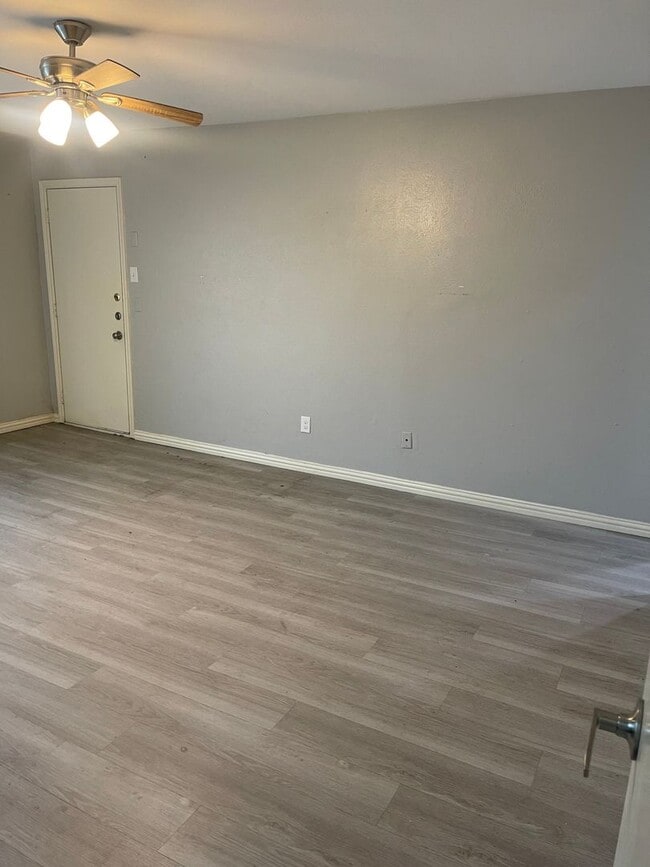 Building Photo - 5826 Sandhurst Ln