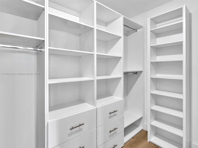 Building Photo - 1300 Brickell Bay Dr