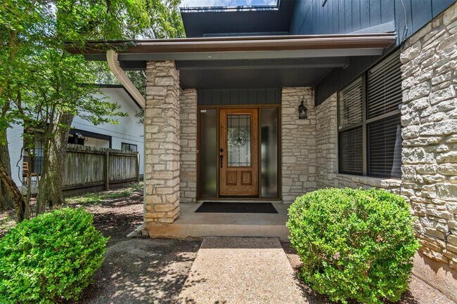 Building Photo - 8606 Mesa Dr