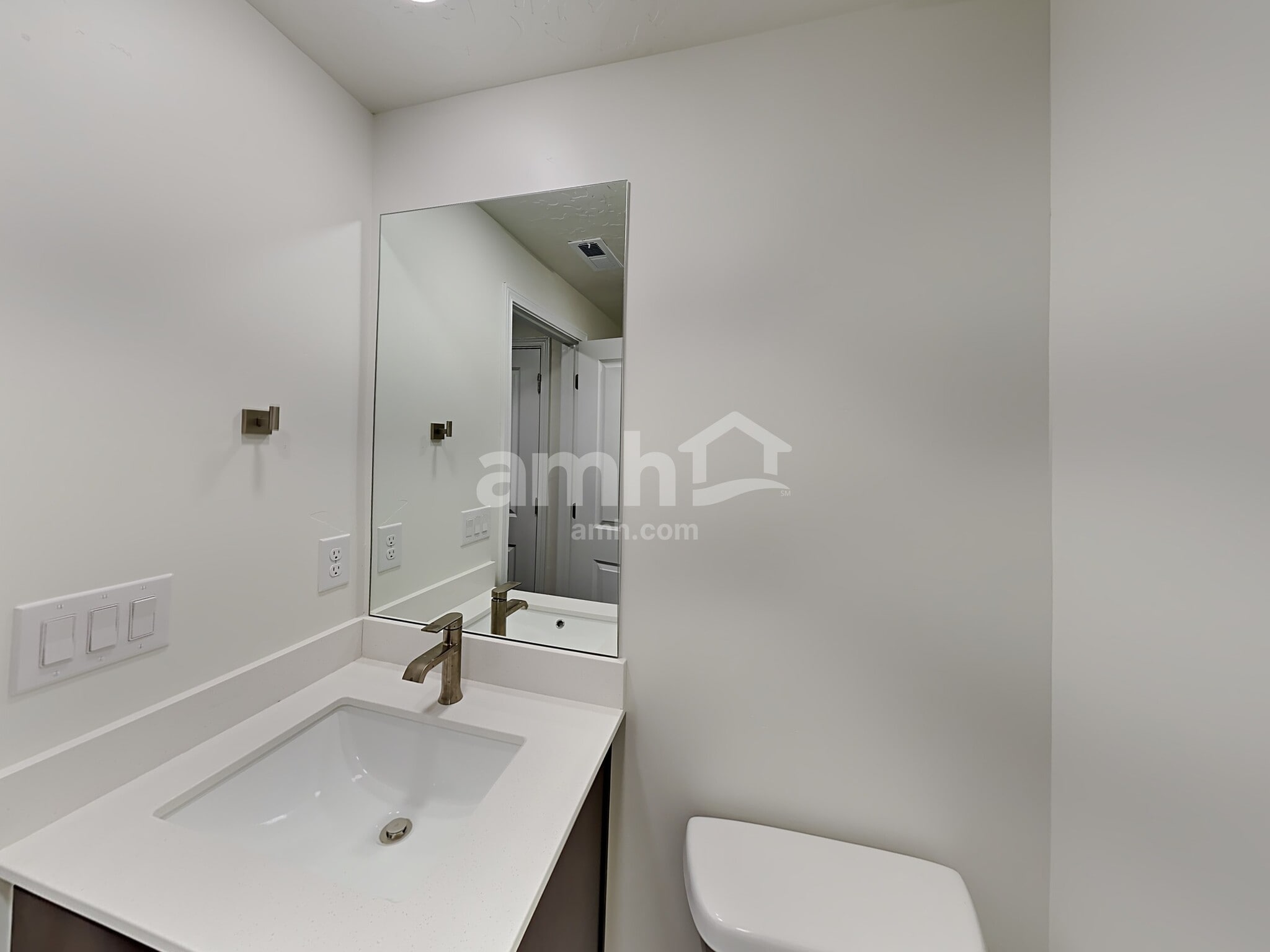 Building Photo - 6818 N Silver Gate Dr