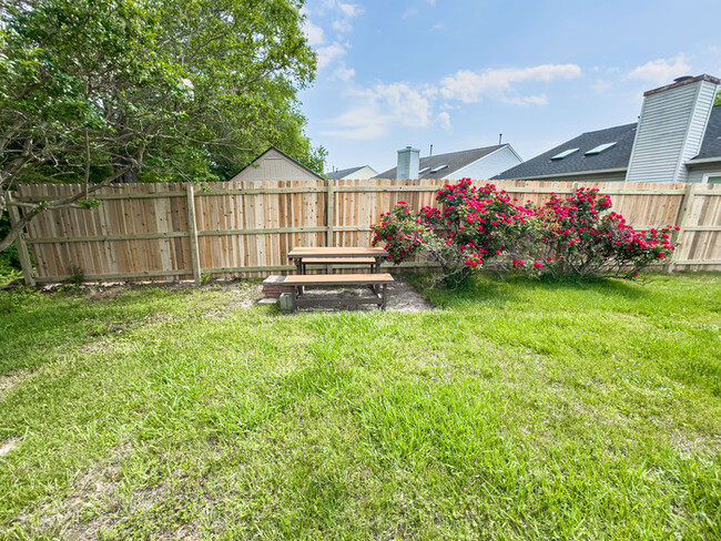Building Photo - LOVELY STRAWBRIDGE HOME FOR RENT!!!