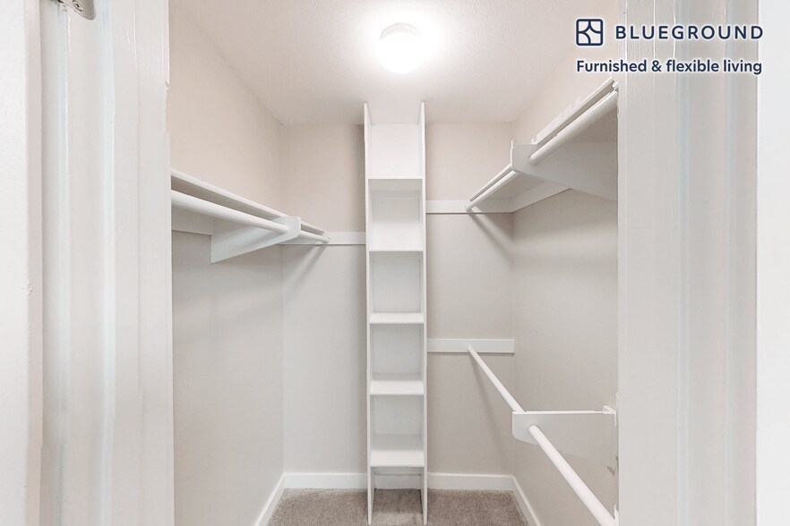 Building Photo - 7205 Charmant Dr