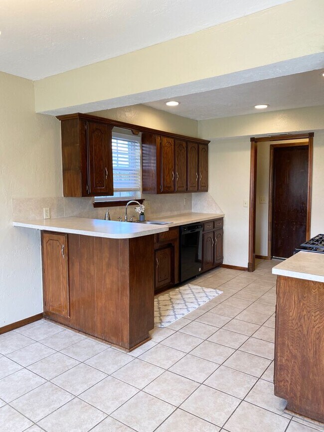 Building Photo - Great 3 bed/2 bath Home in Moore!  Availab...