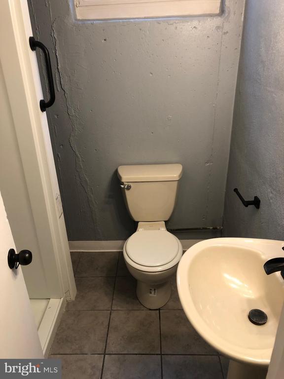 Building Photo - 8550 Tolbut St