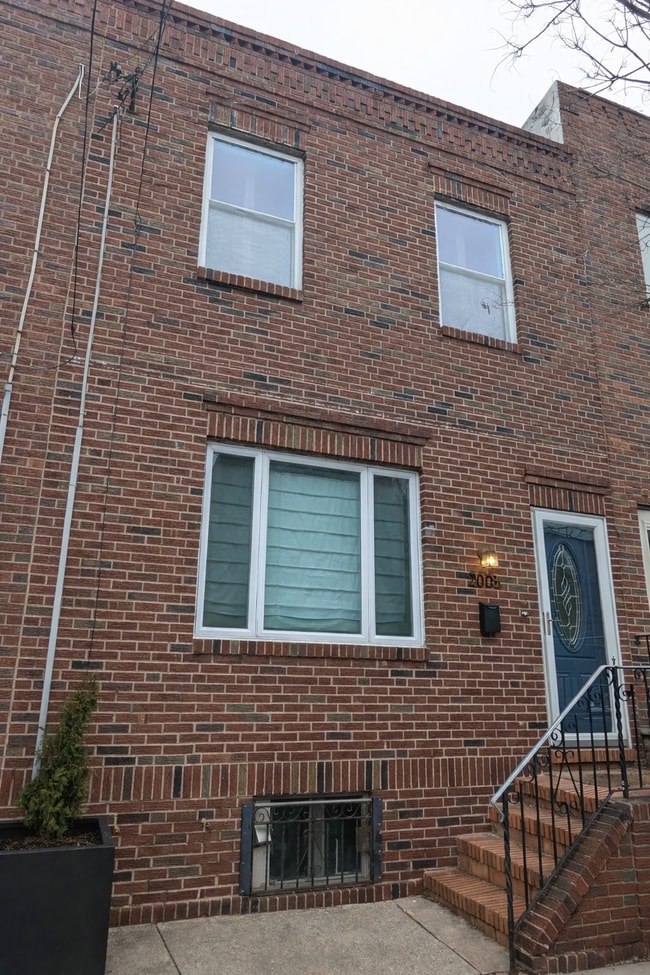 Building Photo - 2005 S 13th St