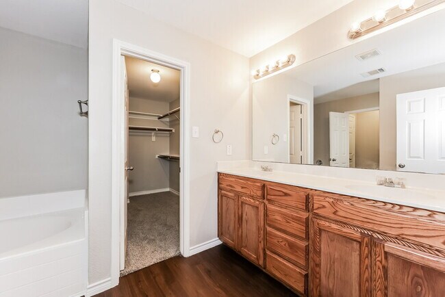 Building Photo - 1217 Maplewood Dr