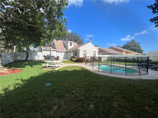 Building Photo - 5068 Beechwood Rd