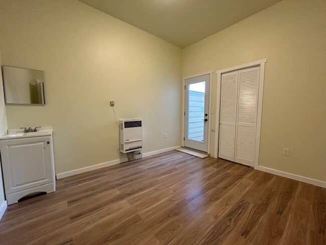 Building Photo - Comfortable room, has communal kitchenette, and bathrooms