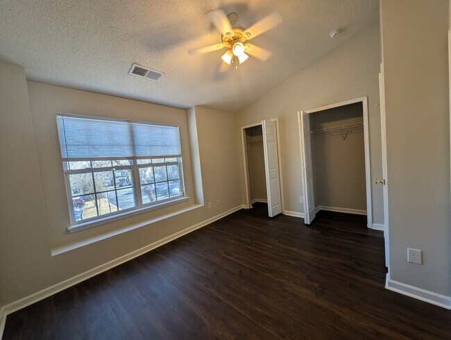 Building Photo - Cozy Townome located in the Old Stone Crossings community!