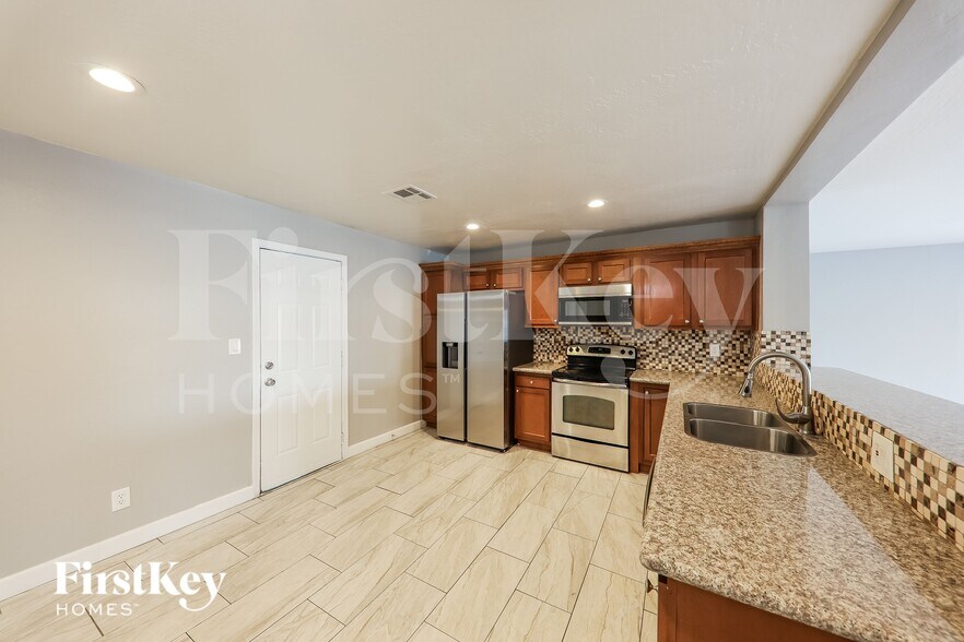 Building Photo - 4628 W Vogel Ave