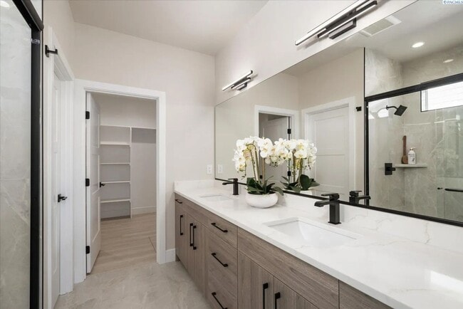 Building Photo - Modern 4-Bedroom Home in Desirable Richland