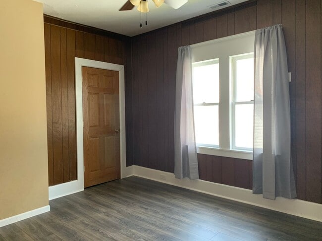Building Photo - Large 4 bedroom student housing