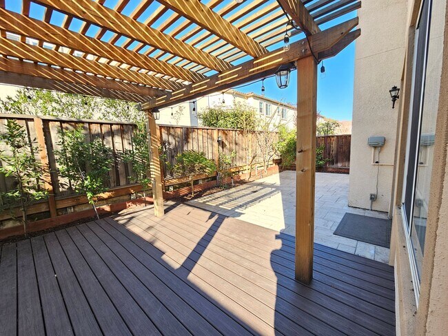 Building Photo - Charming 4 Bed 3 Bath Townhome near Santana Row Available Now!!