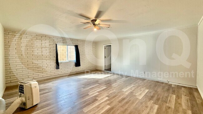 Building Photo - 2502 E Sahuaro Dr