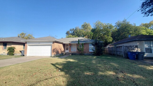 Building Photo - Move in ready Dallas home