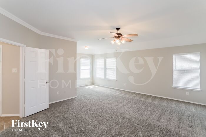 Building Photo - 719 Hickory Ln