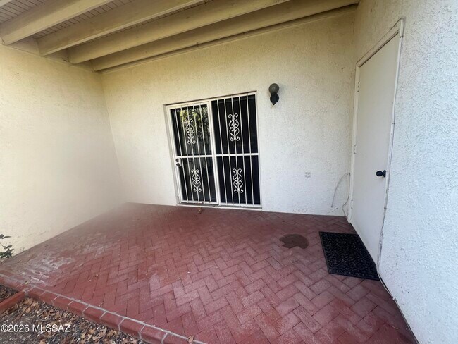 Building Photo - 2530 E Forgeus Pl