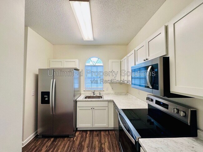 Building Photo - 733 Bragg Dr