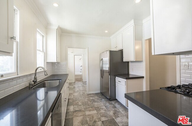Building Photo - 244 S Mansfield Ave
