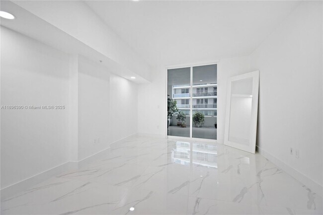 Building Photo - 1800 N Bayshore Dr