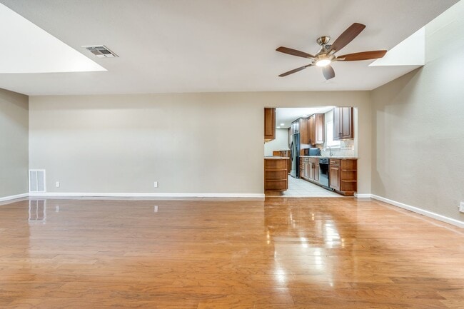 Building Photo - UPDATED 2-BEDROOM TOWNHOME IN MIDTOWN