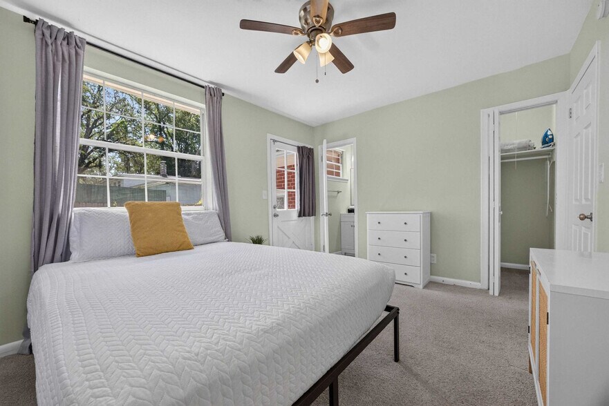 Building Photo - 8633 Emerald Isle Cir S