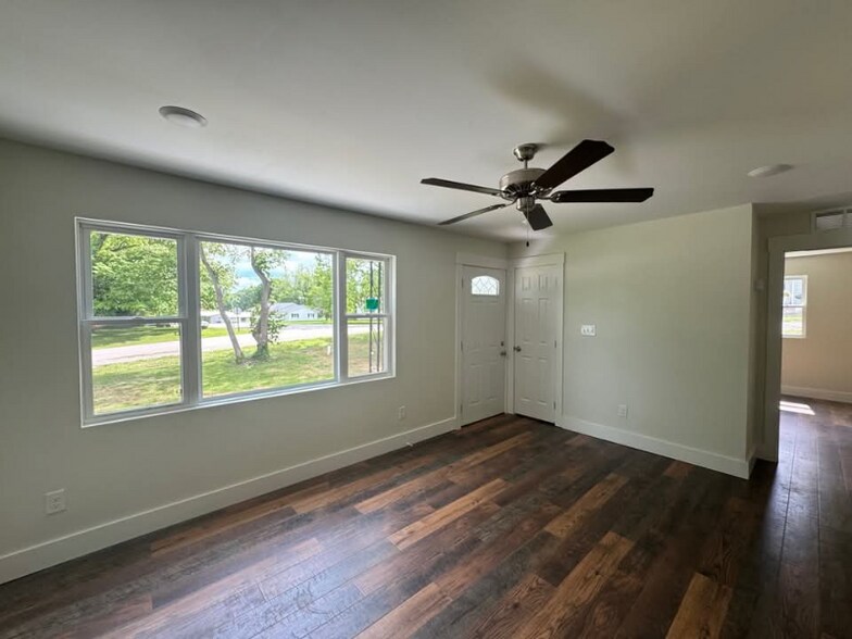 Building Photo - 136 Crestview Dr