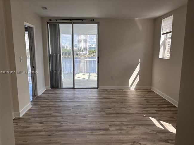 Building Photo - 2999 Point E Dr