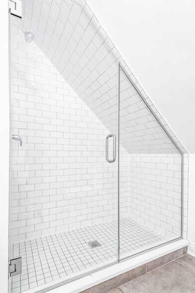 Bathroom - 2634 N Lawndale Ave