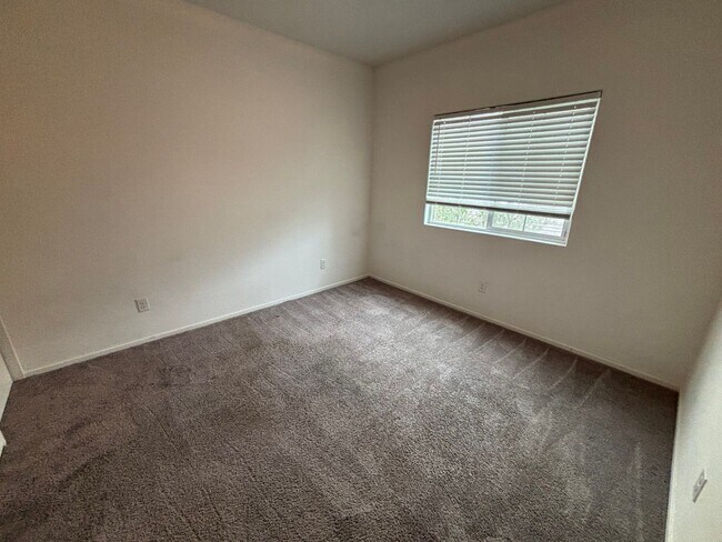 Building Photo - Beautiful Gated 3-Bed, 2.5-Bath Townhome i...