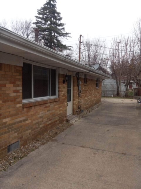 Building Photo - 1928 Southmoor Dr