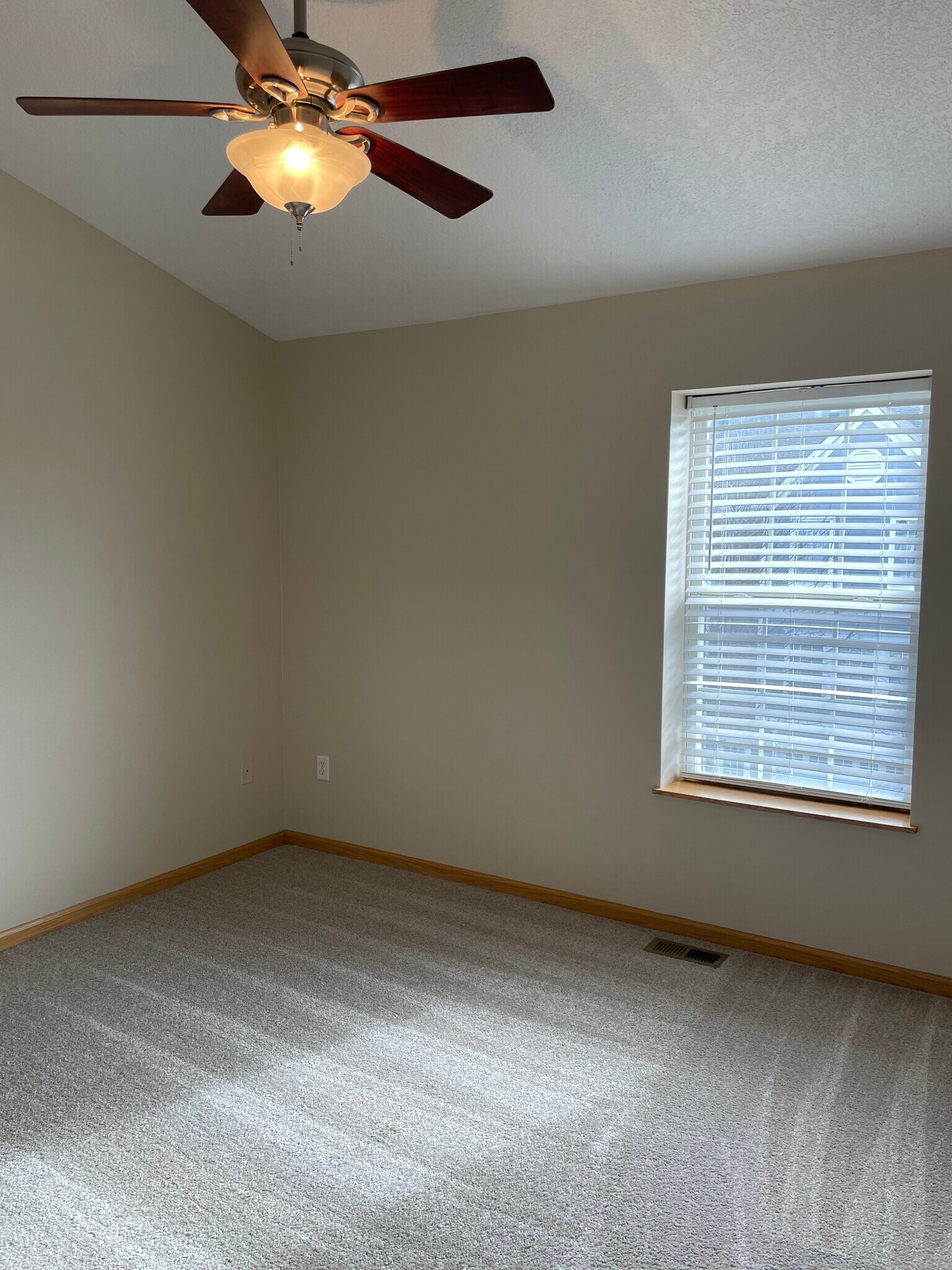 Building Photo - 386 NE Olivewood