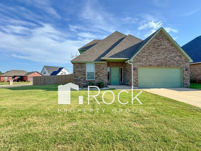 Building Photo - Spacious 3-Bedroom Home with Designer Kitc...
