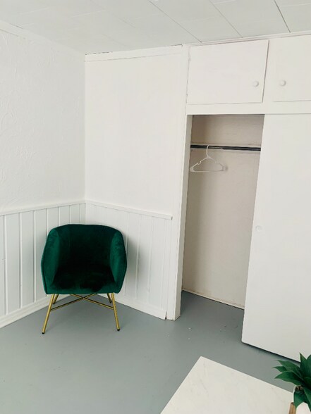 Building Photo - 108 W Gold St