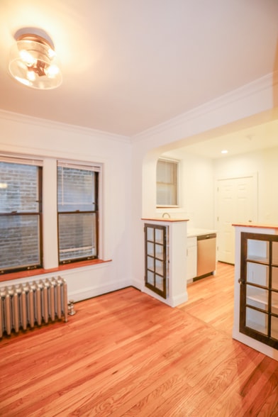 Building Photo - 2217 W Montrose Ave