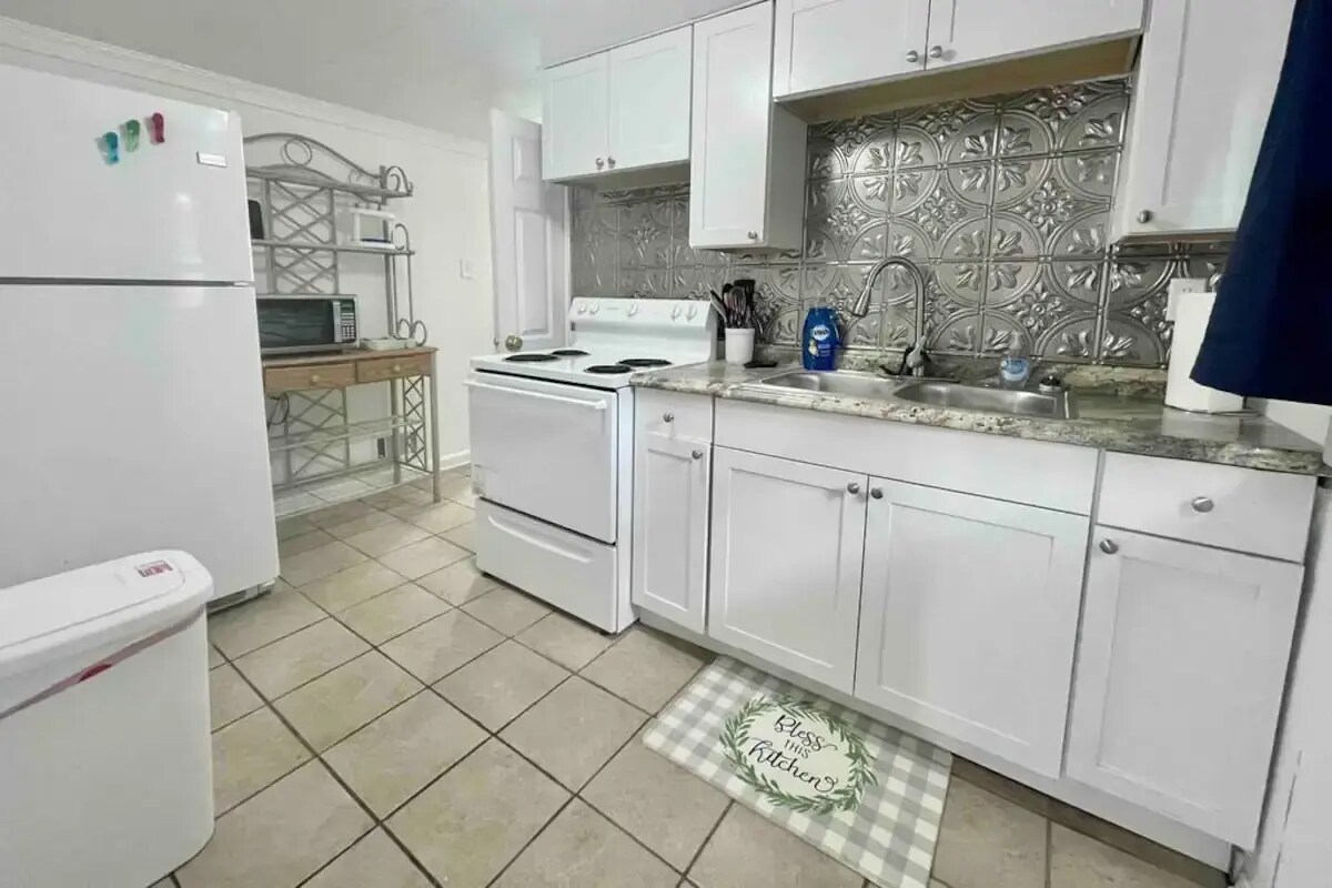 Building Photo - 4946 Camden St