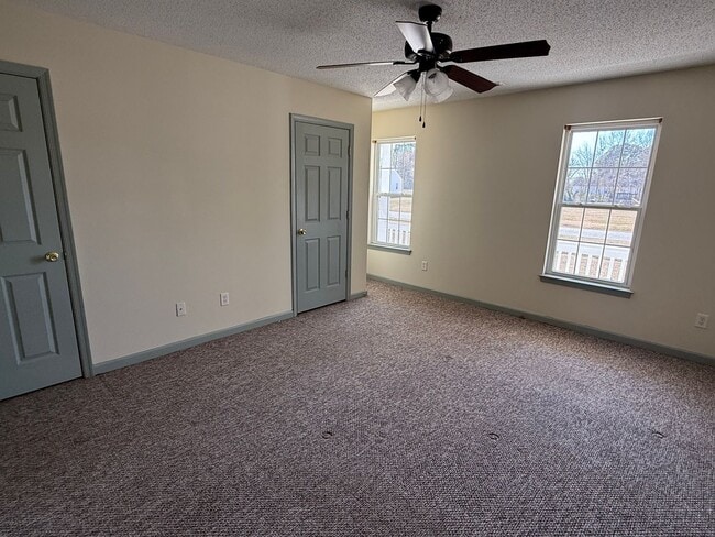 Building Photo - Country Charm