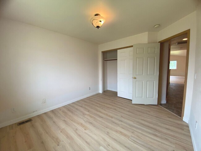 Building Photo - 505/517 E Hayden Ave