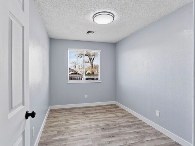 Building Photo - Palisade Perfection: Remodeled Condo Steps from Downtown!