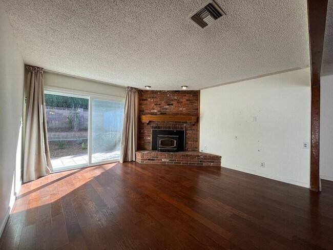 Building Photo - Simi 2+1.5 w/bonus room, RV parking + grea...