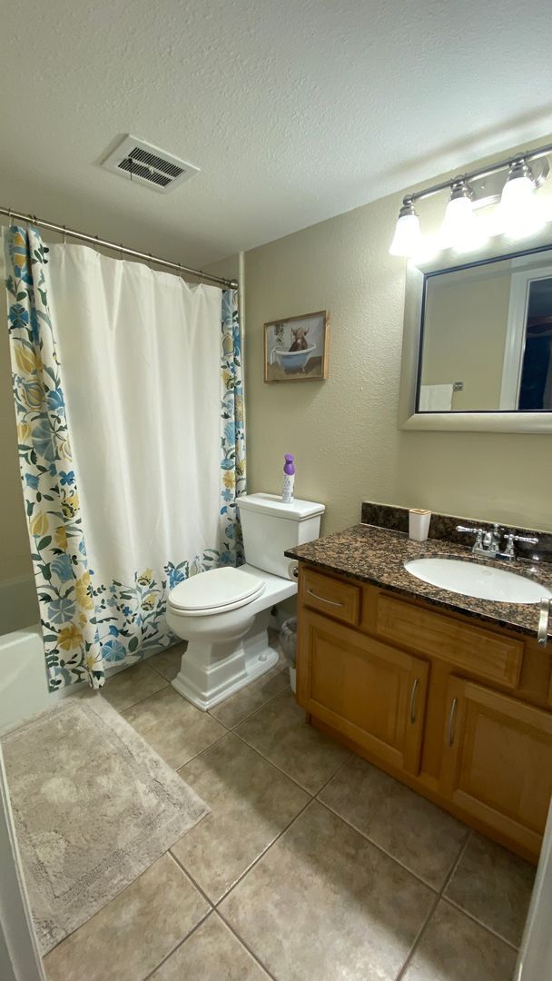 Building Photo - Charming 2/2 Seasonal Rental in Sarasota –...