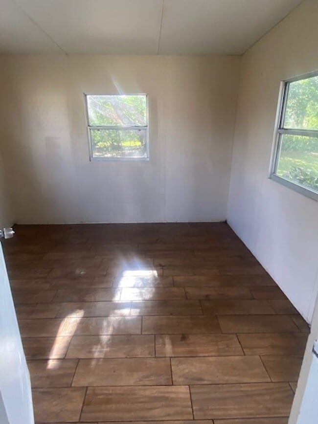 Building Photo - 2 Bed 1 Bath Home | Pet Friendly with Fenced Yard | Washer Dryer Hook Ups | Section 8 Welcome