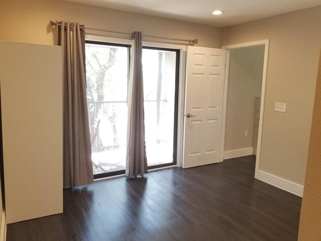 Building Photo - 935 La Posada Dr