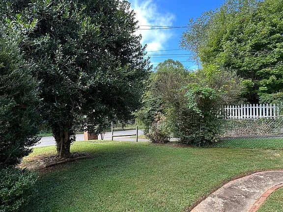 Building Photo - 597 Emma Rd